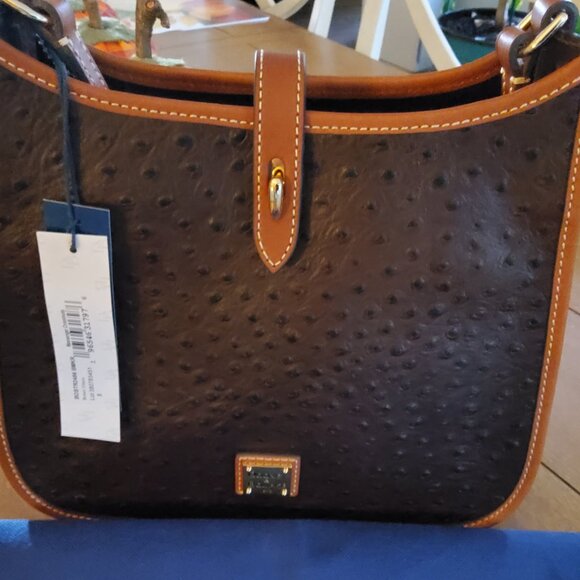 Brand New Dooney&Bourke Messenger Crossbody in Brown Tmoro Ostrich Print - Picture 2 of 9